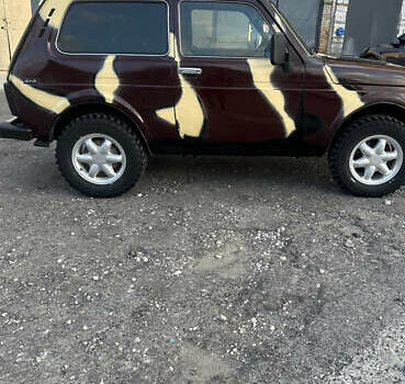 Красный ВАЗ 21214, объемом двигателя 1.7 л и пробегом 185 тыс. км за 4200 $, фото 4 на Automoto.ua