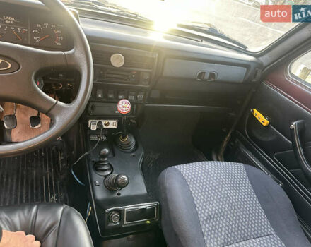 Красный ВАЗ 21214, объемом двигателя 1.7 л и пробегом 185 тыс. км за 4200 $, фото 15 на Automoto.ua