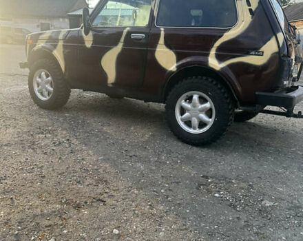 Красный ВАЗ 21214, объемом двигателя 1.7 л и пробегом 185 тыс. км за 4200 $, фото 3 на Automoto.ua