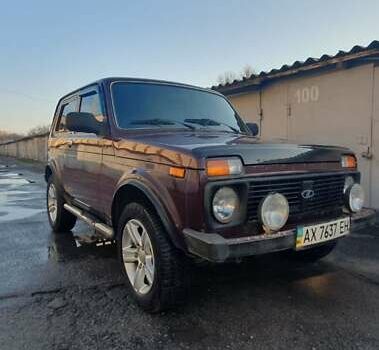 Красный ВАЗ 21214, объемом двигателя 1.69 л и пробегом 105 тыс. км за 3500 $, фото 1 на Automoto.ua