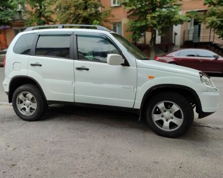 Белый ВАЗ 2123 Niva, объемом двигателя 1.7 л и пробегом 163 тыс. км за 3700 $, фото 1 на Automoto.ua