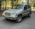 Серый ВАЗ 2123 Niva, объемом двигателя 1.7 л и пробегом 180 тыс. км за 1705 $, фото 1 на Automoto.ua