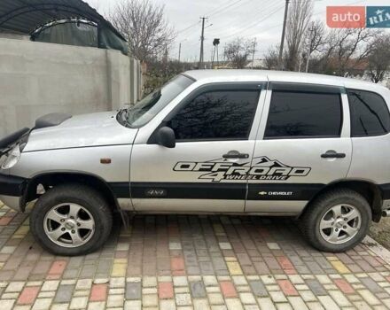 Серый ВАЗ 2123 Niva, объемом двигателя 1.7 л и пробегом 100 тыс. км за 3500 $, фото 1 на Automoto.ua