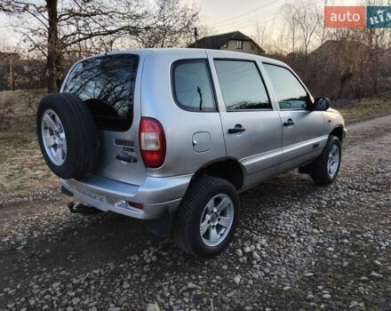 Серый ВАЗ 2123 Niva, объемом двигателя 1.69 л и пробегом 326 тыс. км за 3700 $, фото 1 на Automoto.ua