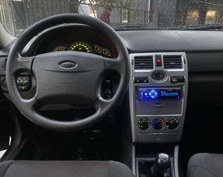 Красный ВАЗ 2170 Priora, объемом двигателя 1.6 л и пробегом 190 тыс. км за 3000 $, фото 6 на Automoto.ua