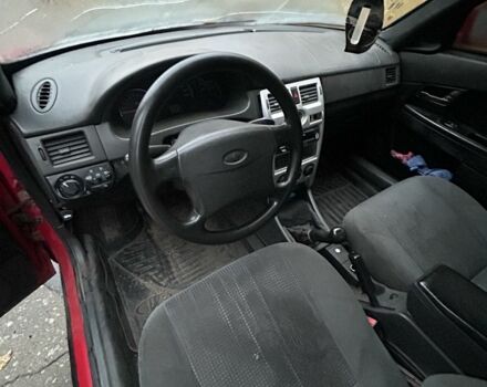 Красный ВАЗ 2172 Priora, объемом двигателя 1.6 л и пробегом 250 тыс. км за 1668 $, фото 4 на Automoto.ua