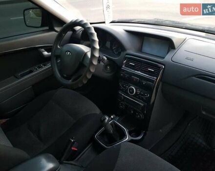 Красный ВАЗ 2172 Priora, объемом двигателя 1.6 л и пробегом 220 тыс. км за 3900 $, фото 4 на Automoto.ua