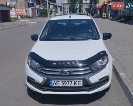 Белый ВАЗ 2190 Гранта, объемом двигателя 1.6 л и пробегом 120 тыс. км за 4000 $, фото 1 на Automoto.ua