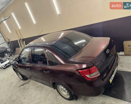 ВАЗ 2190 Гранта 2013 у Бердичеве на Automoto.ua Червоний ВАЗ 2190 Гранта, об'ємом двигуна 1.6 л та пробігом 290 тис. км за 1700 $, фото 3 на Automoto.ua