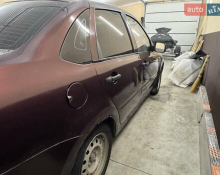 ВАЗ 2190 Гранта 2013 у Бердичеве на Automoto.ua Червоний ВАЗ 2190 Гранта, об'ємом двигуна 1.6 л та пробігом 290 тис. км за 1700 $, фото 12 на Automoto.ua