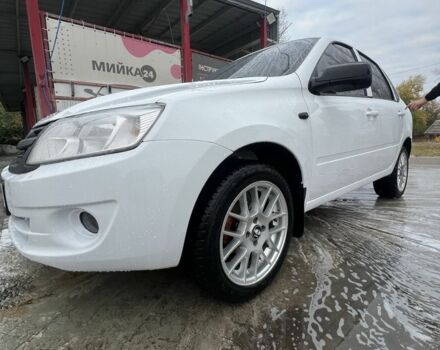 Белый ВАЗ Гранта, объемом двигателя 1.6 л и пробегом 165 тыс. км за 3500 $, фото 1 на Automoto.ua