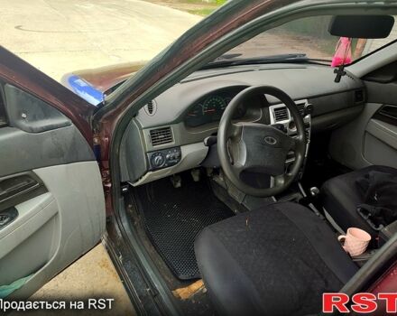 Червоний ВАЗ Lada Priora, об'ємом двигуна 1.6 л та пробігом 450 тис. км за 1750 $, фото 6 на Automoto.ua