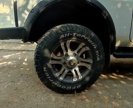 Белый ВАЗ Нива, объемом двигателя 1.6 л и пробегом 300 тыс. км за 4000 $, фото 2 на Automoto.ua