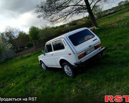 Белый ВАЗ Нива, объемом двигателя 1.6 л и пробегом 88 тыс. км за 2100 $, фото 2 на Automoto.ua