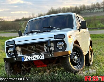Белый ВАЗ Нива, объемом двигателя 1.6 л и пробегом 177 тыс. км за 2100 $, фото 1 на Automoto.ua