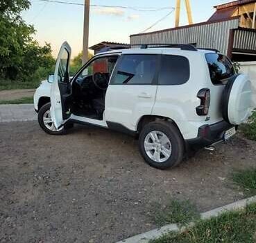 Білий ВАЗ Нива, об'ємом двигуна 1.7 л та пробігом 4 тис. км за 14000 $, фото 2 на Automoto.ua