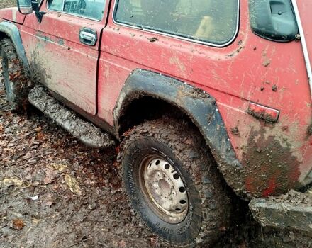 Красный ВАЗ Нива, объемом двигателя 1.6 л и пробегом 100 тыс. км за 1650 $, фото 3 на Automoto.ua