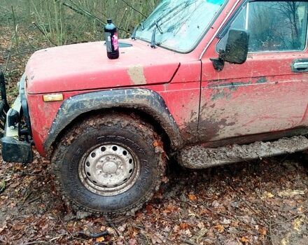 Красный ВАЗ Нива, объемом двигателя 1.6 л и пробегом 100 тыс. км за 1650 $, фото 5 на Automoto.ua