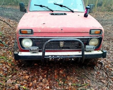 Красный ВАЗ Нива, объемом двигателя 1.6 л и пробегом 100 тыс. км за 1650 $, фото 4 на Automoto.ua