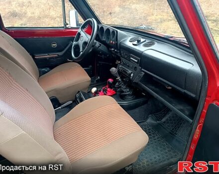 Красный ВАЗ Нива, объемом двигателя 1.6 л и пробегом 150 тыс. км за 2000 $, фото 6 на Automoto.ua