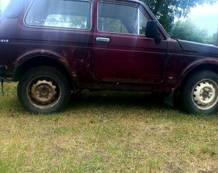 Красный ВАЗ Нива, объемом двигателя 1.6 л и пробегом 300 тыс. км за 1050 $, фото 2 на Automoto.ua