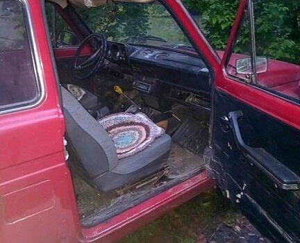 Красный ВАЗ Нива, объемом двигателя 1.6 л и пробегом 0 тыс. км за 1750 $, фото 2 на Automoto.ua