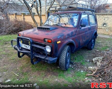 Красный ВАЗ Нива, объемом двигателя 1.6 л и пробегом 200 тыс. км за 1500 $, фото 5 на Automoto.ua