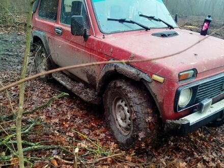 Красный ВАЗ Нива, объемом двигателя 1.6 л и пробегом 100 тыс. км за 1650 $, фото 1 на Automoto.ua
