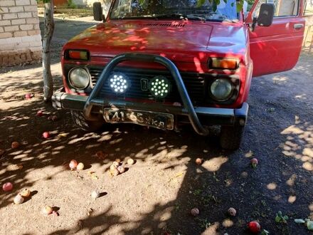 Червоний ВАЗ Нива, об'ємом двигуна 1.6 л та пробігом 200 тис. км за 1000 $, фото 1 на Automoto.ua