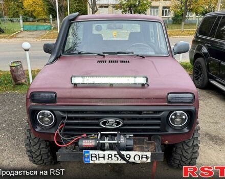 Красный ВАЗ Нива, объемом двигателя 1.7 л и пробегом 245 тыс. км за 3800 $, фото 1 на Automoto.ua
