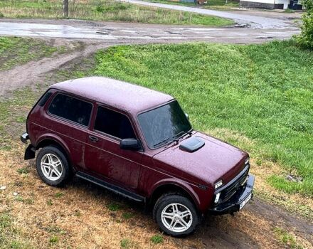 Красный ВАЗ Нива, объемом двигателя 1.7 л и пробегом 180 тыс. км за 4600 $, фото 1 на Automoto.ua