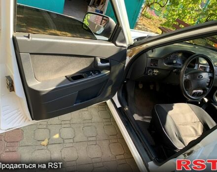 Белый ВАЗ Priora, объемом двигателя 1.6 л и пробегом 243 тыс. км за 3450 $, фото 1 на Automoto.ua