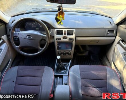 Красный ВАЗ Priora, объемом двигателя 1.6 л и пробегом 260 тыс. км за 2250 $, фото 4 на Automoto.ua
