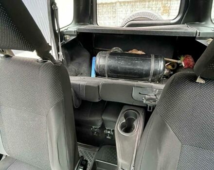 Білий ВАЗ Niva Travel, об'ємом двигуна 1.7 л та пробігом 94 тис. км за 6000 $, фото 11 на Automoto.ua