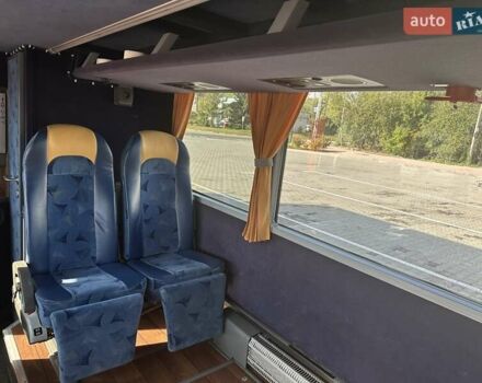 Красный Van Hool Астромега, объемом двигателя 12 л и пробегом 140 тыс. км за 284903 $, фото 17 на Automoto.ua