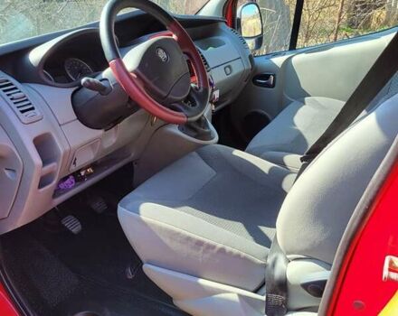 Красный Воксхолл Vivaro, объемом двигателя 2 л и пробегом 230 тыс. км за 12200 $, фото 3 на Automoto.ua