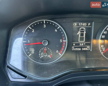 Белый Фольксваген Амарок, объемом двигателя 1.97 л и пробегом 255 тыс. км за 19000 $, фото 9 на Automoto.ua