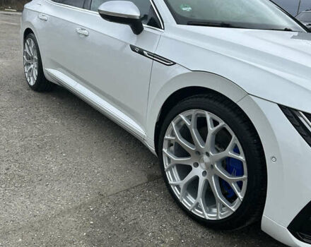 Белый Фольксваген Arteon, объемом двигателя 1.98 л и пробегом 28 тыс. км за 52000 $, фото 1 на Automoto.ua