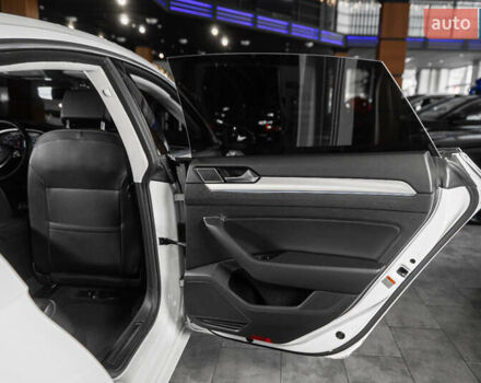 Білий Фольксваген Arteon, об'ємом двигуна 2 л та пробігом 63 тис. км за 28500 $, фото 60 на Automoto.ua