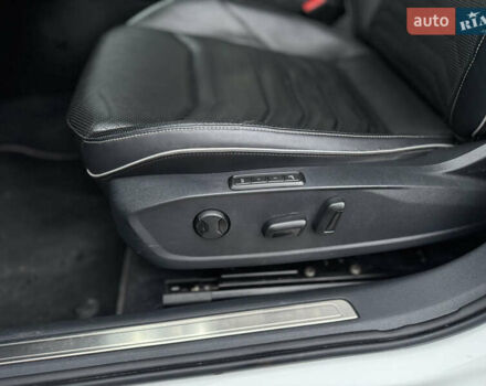 Белый Фольксваген Arteon, объемом двигателя 2 л и пробегом 93 тыс. км за 25200 $, фото 43 на Automoto.ua