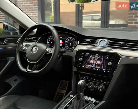 Белый Фольксваген Arteon, объемом двигателя 2 л и пробегом 154 тыс. км за 27600 $, фото 2 на Automoto.ua