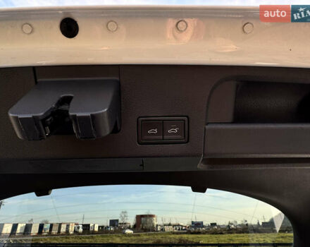 Белый Фольксваген Arteon, объемом двигателя 2 л и пробегом 215 тыс. км за 25999 $, фото 44 на Automoto.ua