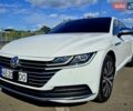 Белый Фольксваген Arteon, объемом двигателя 2 л и пробегом 150 тыс. км за 27900 $, фото 1 на Automoto.ua