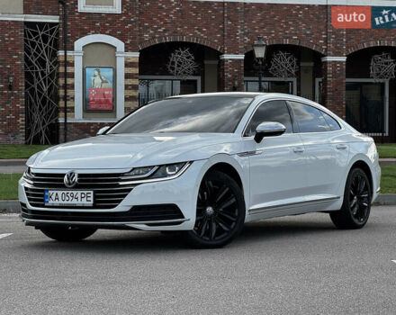 Белый Фольксваген Arteon, объемом двигателя 2 л и пробегом 101 тыс. км за 27900 $, фото 1 на Automoto.ua