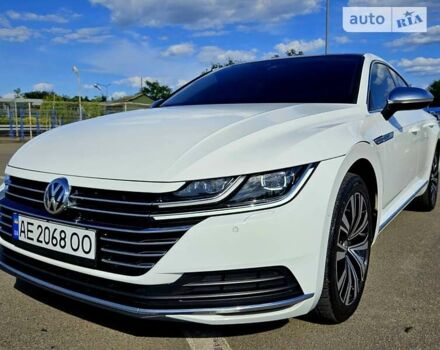 Белый Фольксваген Arteon, объемом двигателя 2 л и пробегом 150 тыс. км за 27900 $, фото 1 на Automoto.ua