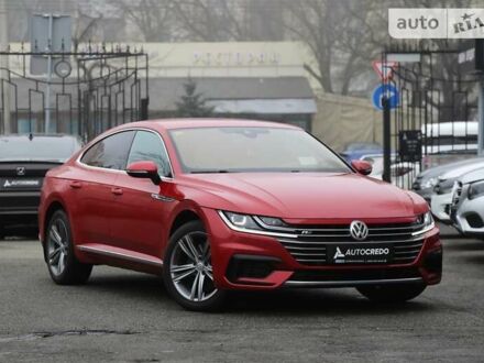 Красный Фольксваген Arteon, объемом двигателя 2 л и пробегом 103 тыс. км за 28900 $, фото 1 на Automoto.ua