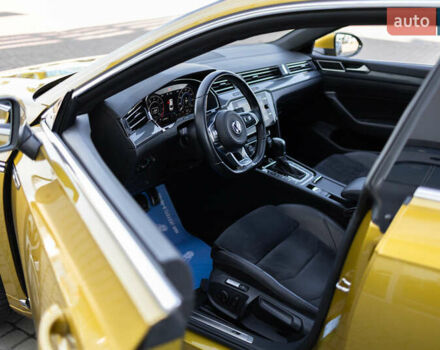 Желтый Фольксваген Arteon, объемом двигателя 1.98 л и пробегом 120 тыс. км за 33800 $, фото 55 на Automoto.ua