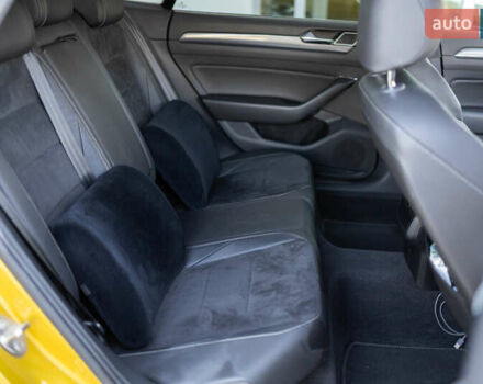 Желтый Фольксваген Arteon, объемом двигателя 1.98 л и пробегом 120 тыс. км за 33800 $, фото 40 на Automoto.ua