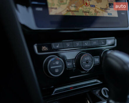 Желтый Фольксваген Arteon, объемом двигателя 1.98 л и пробегом 120 тыс. км за 33800 $, фото 66 на Automoto.ua