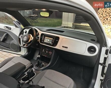 Белый Фольксваген Битл, объемом двигателя 1.6 л и пробегом 147 тыс. км за 9500 $, фото 16 на Automoto.ua